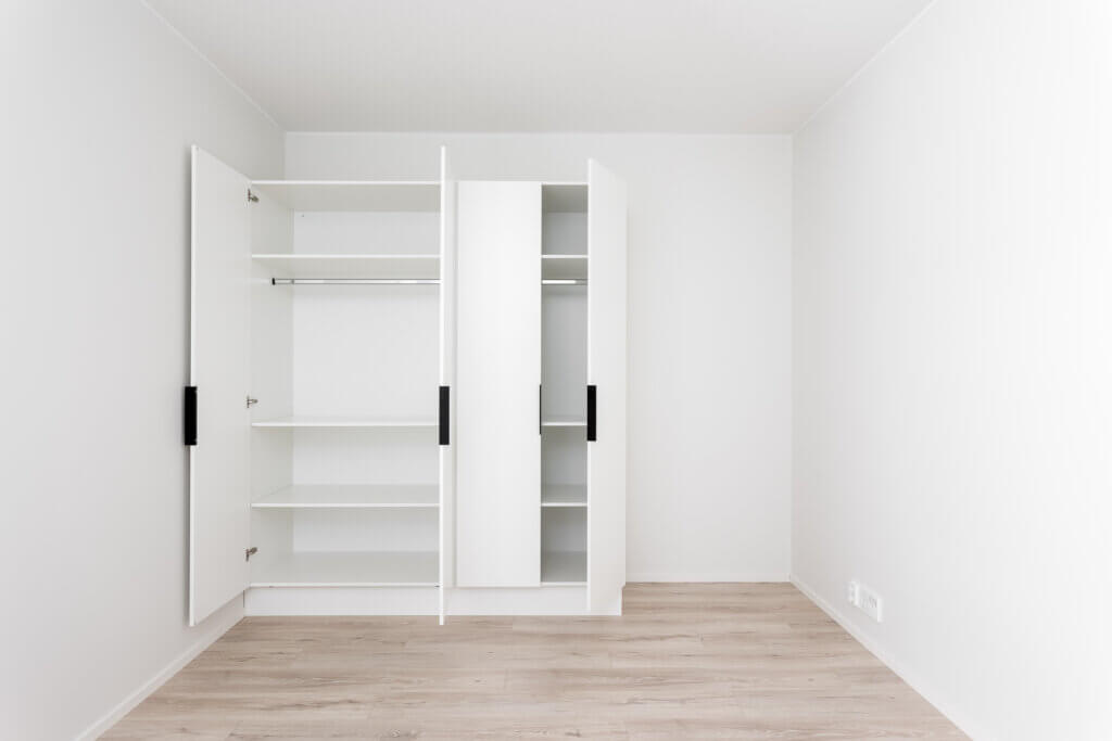 Paritaloasunnon modernit vaatekaapit
