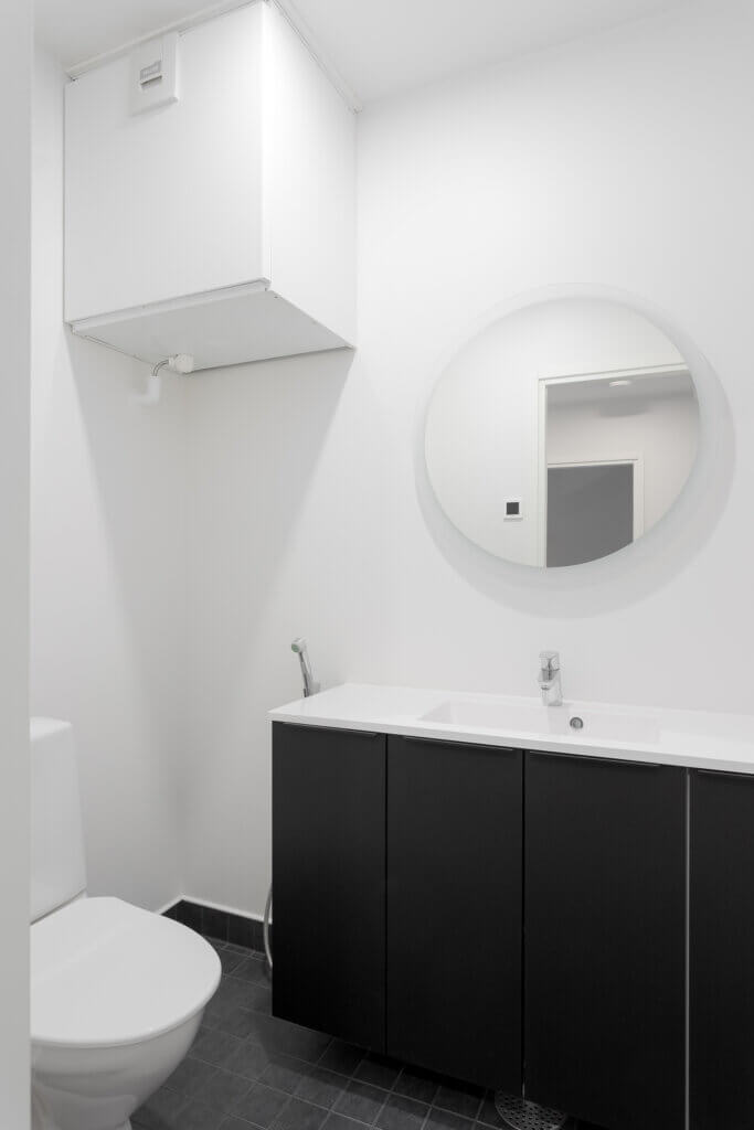Paritaloasunnon wc mustan värisillä kalusteilla