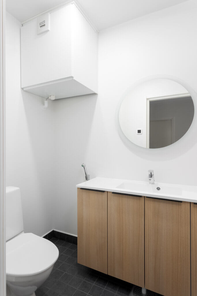 Paritaloasunnon wc puun värisillä kalusteilla