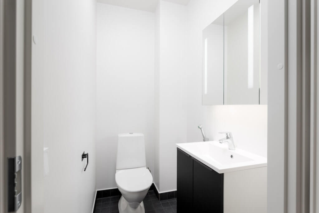 Paritaloasunnon yläkerran wc mustilla kalusteilla