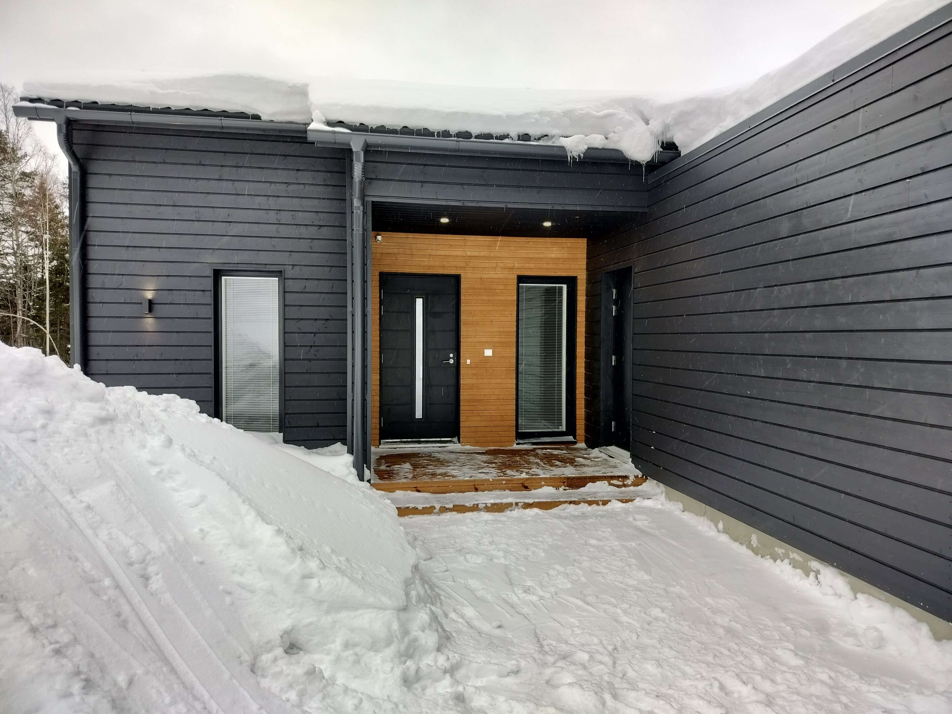 Uuden asunnon sisäänkäynti talvella