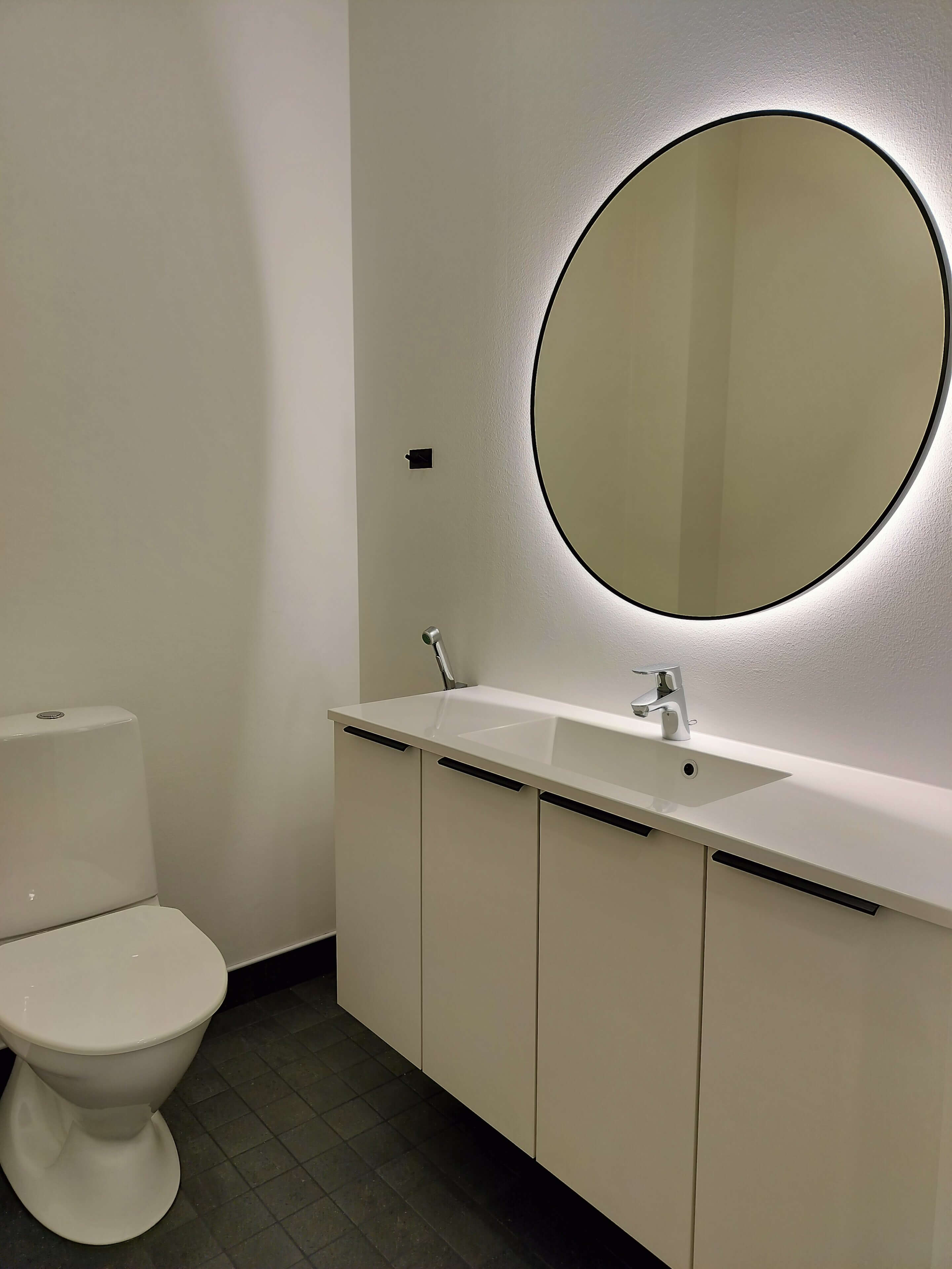Uuden asunnon moderni wc ja valopeili